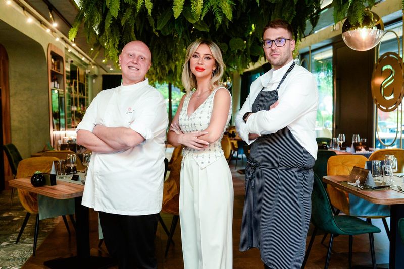 Claudia Militello alături de doi bucătari în restaurant