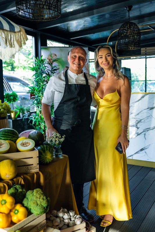 Moment de la un eveniment gastronomic, alături de un bucătar