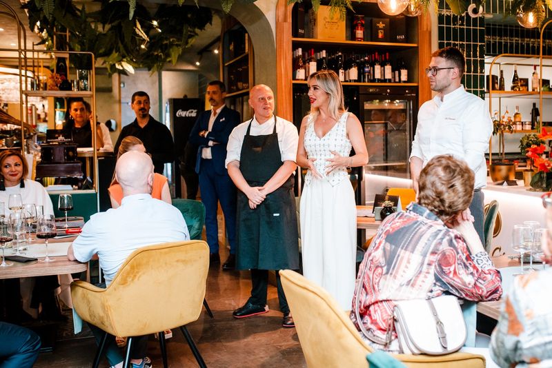 Moment dintr-un eveniment într-un restaurant, cu oaspeți și echipă