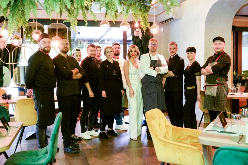 Fotografie de grup cu echipa, într-un salon elegant