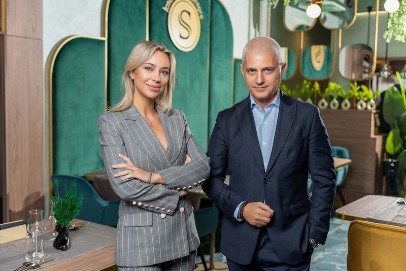 Claudia Militello alături de un partener de business