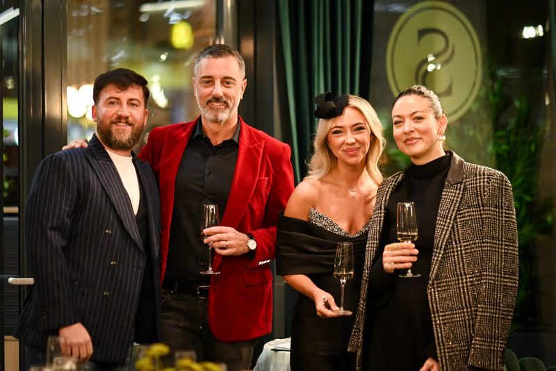 Grup de invitați la un eveniment de seară