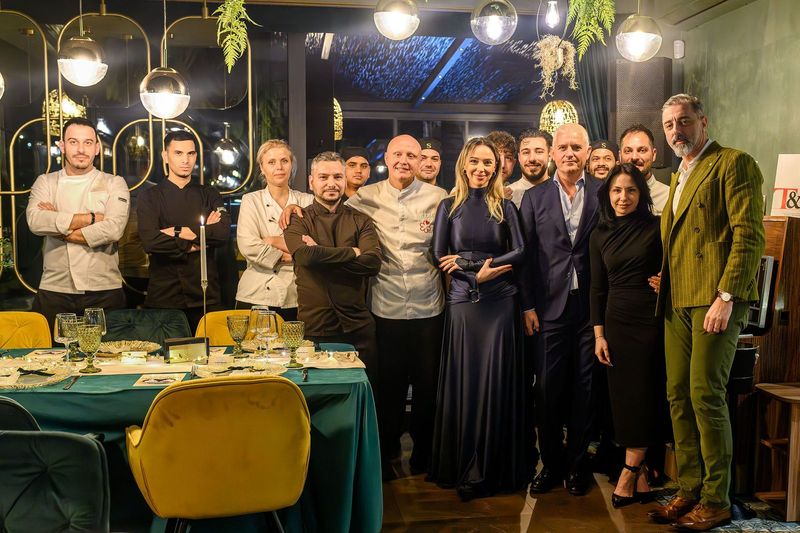 Fotografie de grup la finalul unui eveniment