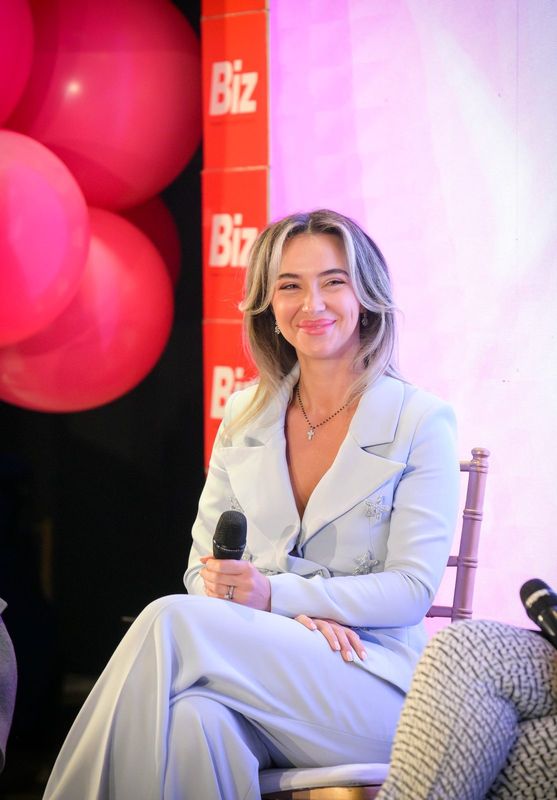 Claudia Militello pe scenă, la o conferință