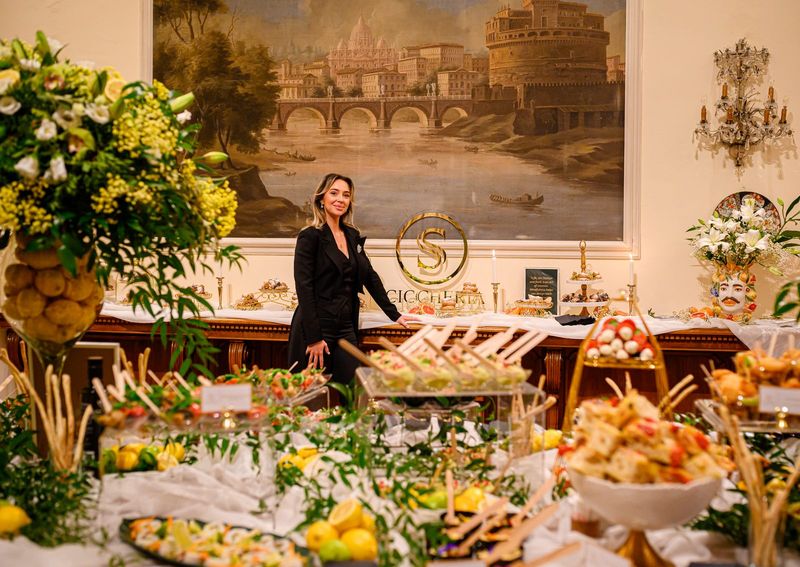 Bufet festiv într-un salon elegant