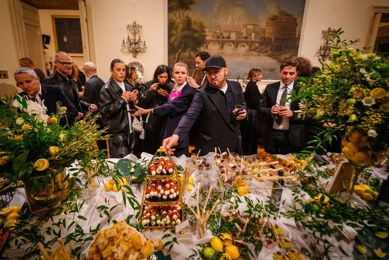 Eveniment cu invitați la masa lungă