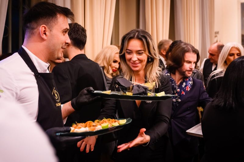 Bucătar servind un platou invitaților