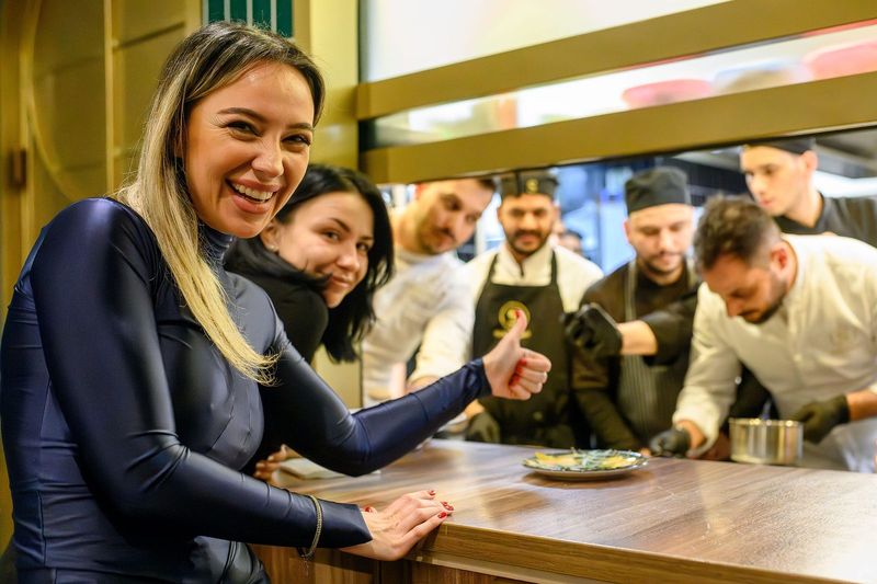 Invitate și bucătari la masă