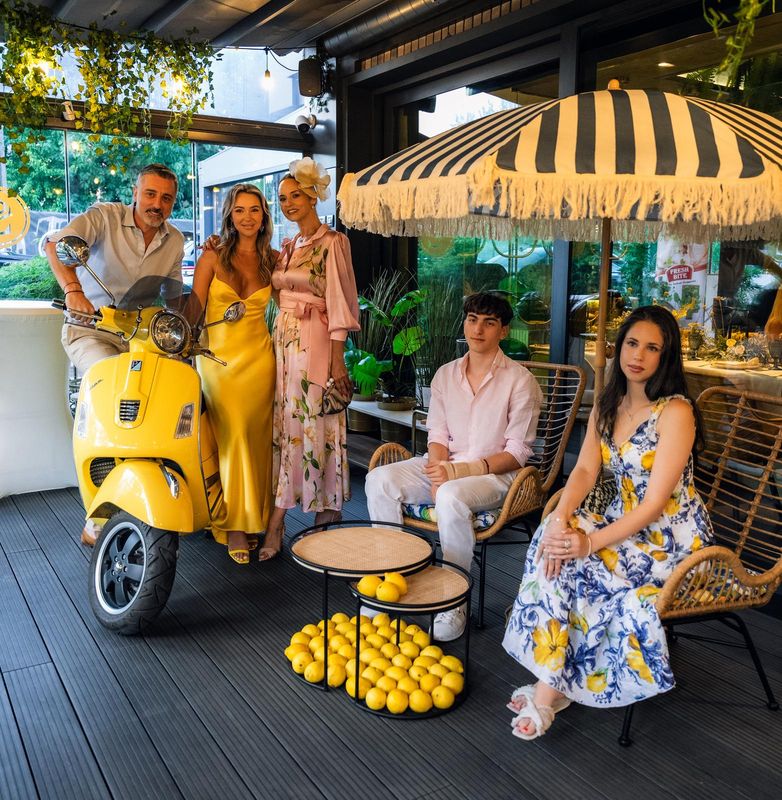 Decor cu scuter Vespa, la un eveniment de vară