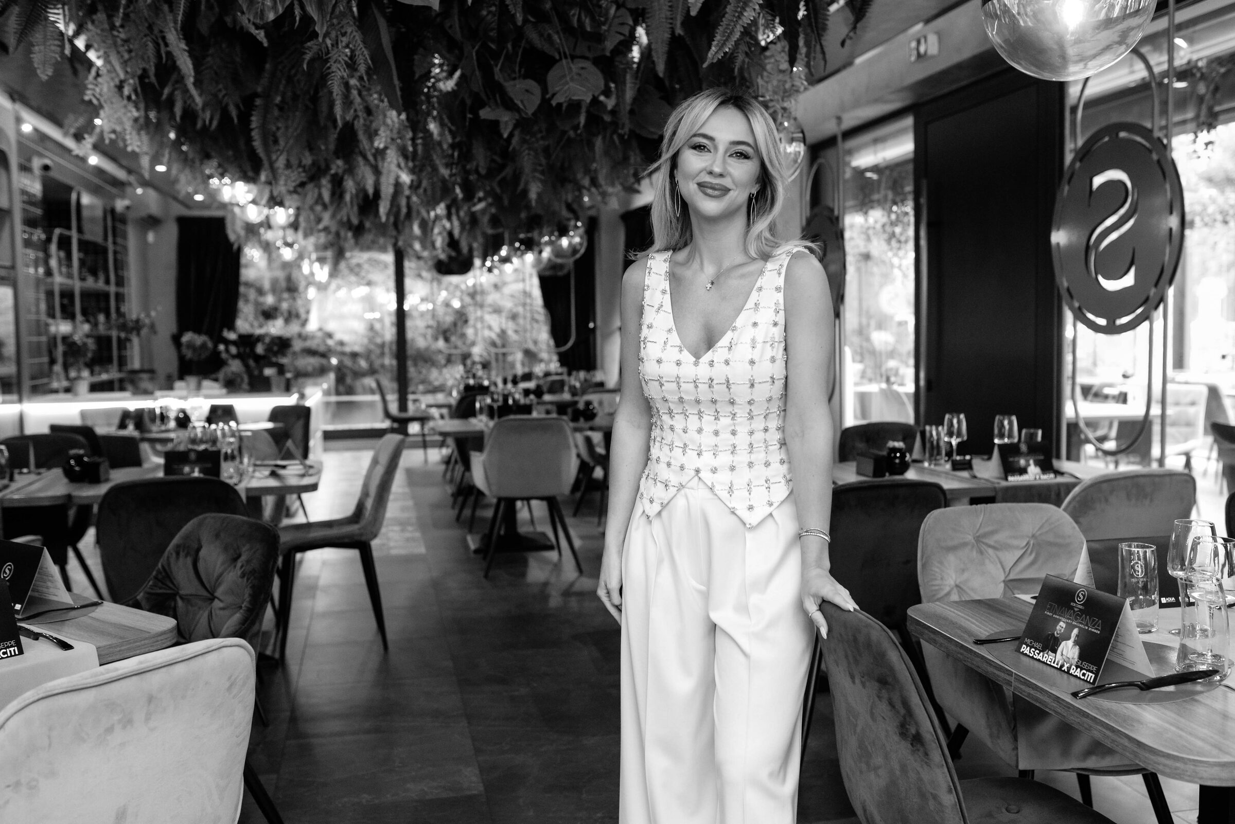 Claudia Militello într-un restaurant premium