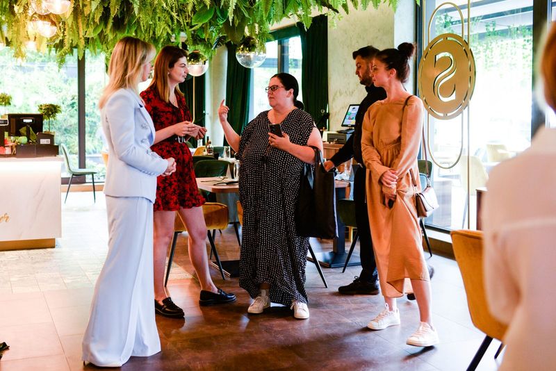 Invitați la un eveniment într-un restaurant cu decor verde