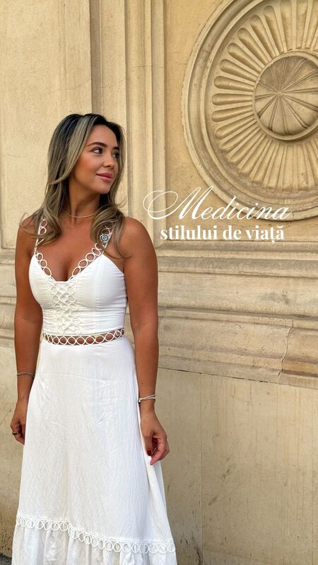 Claudia Militello în rochie albă, la evenimentul Medicina stilului de viață